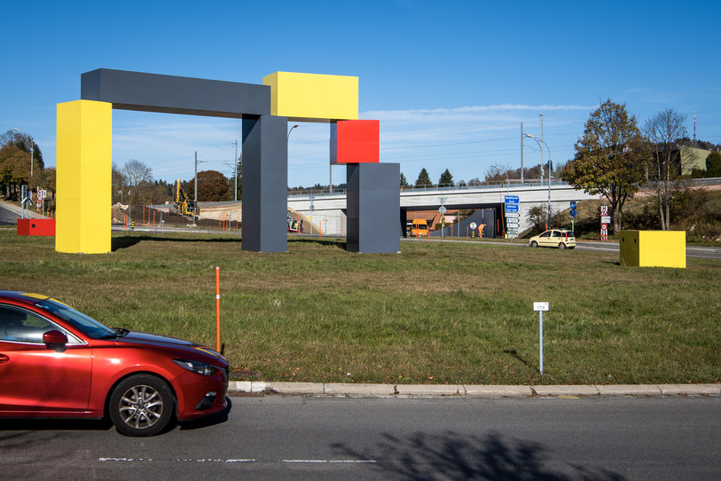 Le rond-point du Bas-du-Reymond à La Chaux-de-Fonds, proche du projet de contournement routier est de la Métropole horlogère par la H18. (Photo : KEYSTONE / Jean-Christophe Bott).