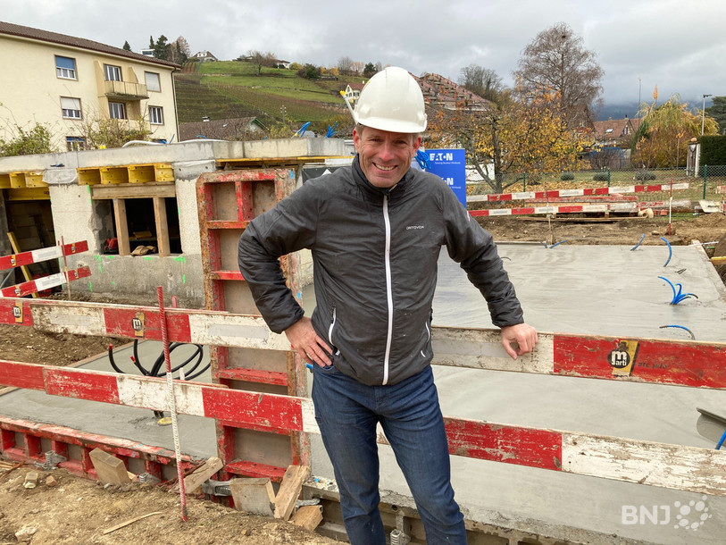 Raphaël Domjan pose devant la dalle de béton qui capte du CO2 coulée ce lundi matin.