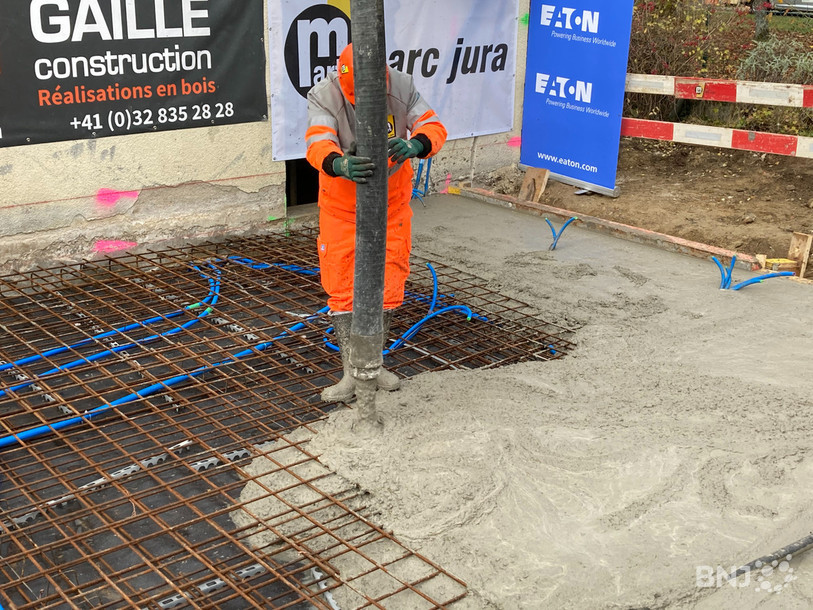 Du béton écologique a été utilisé pour couler la dalle de la future maison de Raphaël Domjan.