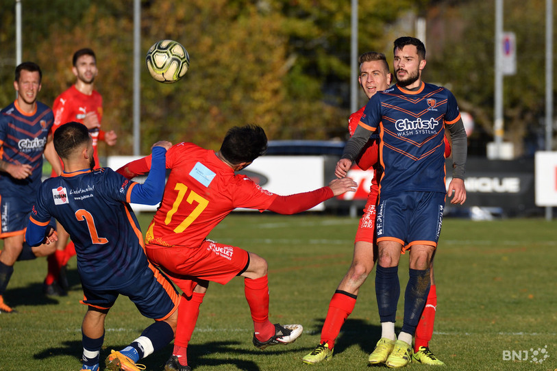 Le FC Ajoie-Monterri (en bleu) reste en embuscade pour une place sur le podium, tandis que Tavannes/Tramelan (en rouge) passera l'hiver sous la barre.