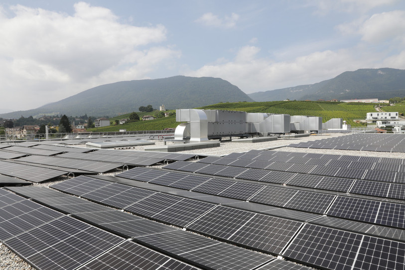 Le toit du nouveau bâtiment est équipé de panneaux photovoltaïques (photo : Mikron).