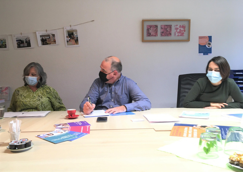 La Ligue jurassienne contre le cancer se penche sur le retour au travail (de gauche à droite : Françoise Widmer, Jurassienne qui a repris le travail après un cancer, Jean-Marc Bouduban, directeur des ressources humaines de PRECI-DIP, Ludivine Mercier, présidente de la Ligue jurassienne contre le cancer). 