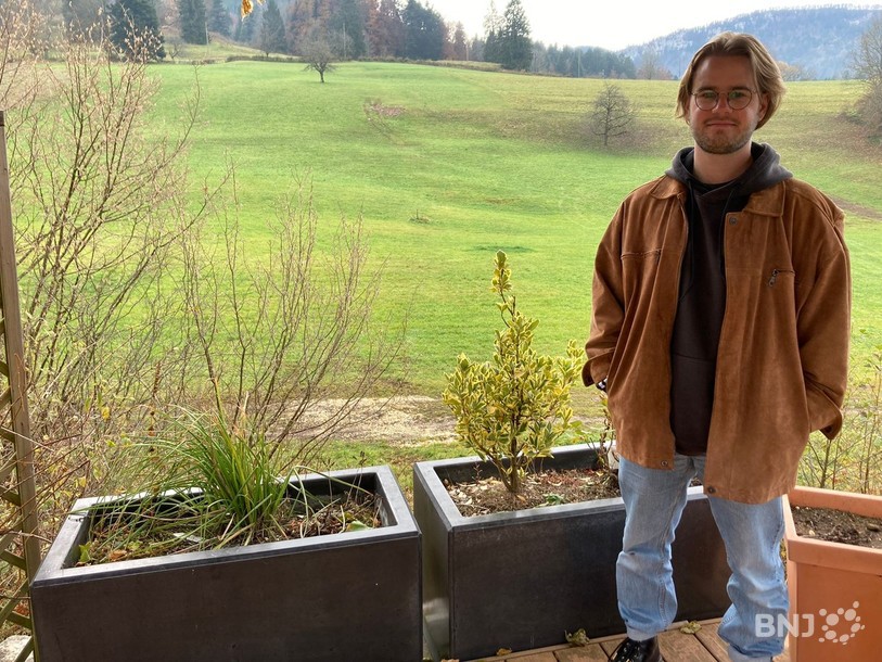 Gaëtan Lab, qui a toujours vécu à Corcelles, et qui pose devant le champ où se tient le Festilab.