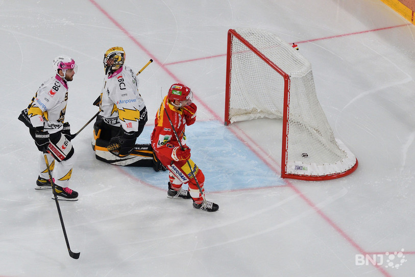 Le puck est au fond des filets de Tim Wolf. Une scène trop souvent répétée mardi soir à la Tissot Arena. (photo : Georges Henz)