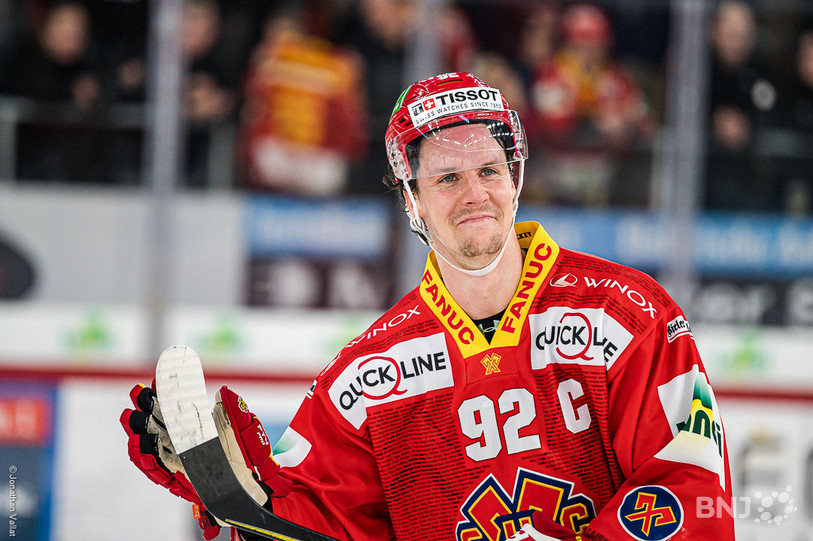 Gaëtan Haas va troquer, le temps de deux matches, son chandail du HC Bienne contre celui de l'équipe de Suisse (photo : Jonathan Vallat).