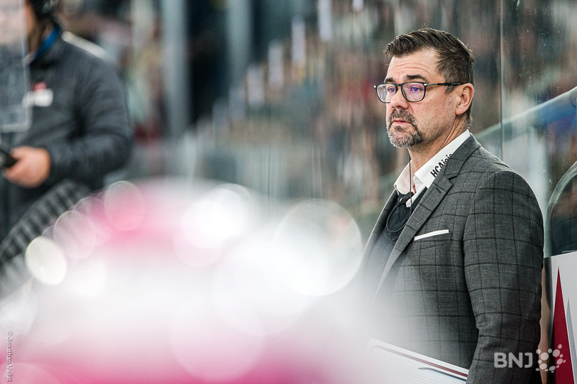 Ce n'est pas la mine des grands jours pour le HC Ajoie du directeur technique Vincent Léchenne (photo : Jonathan Vallat).