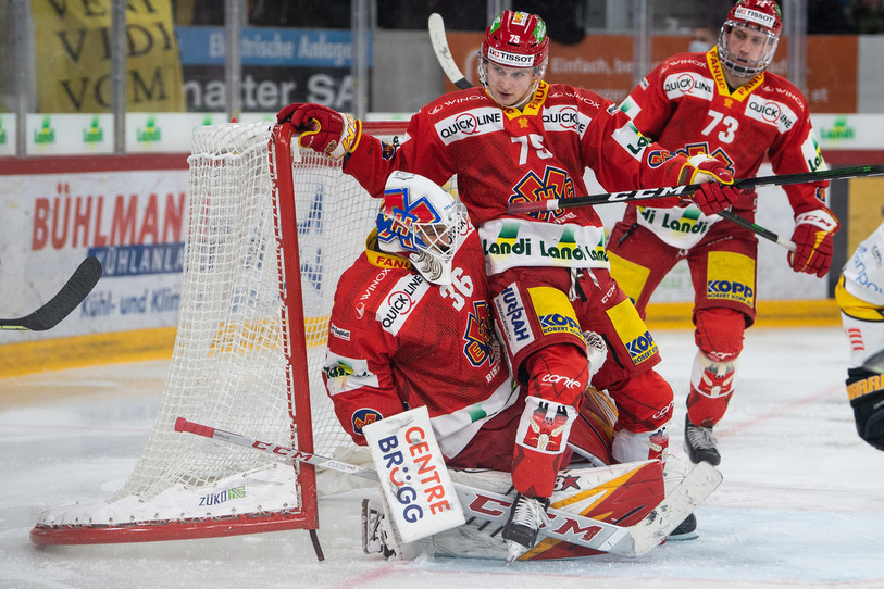 Alexander Yakovenko (au centre) a été sanctionné d'un match de suspension. (photo : KEYSTONE/Peter Schneider)