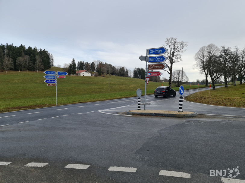 Le carrefour de Mont-Crosin sera remplacé par un giratoire. Le nouvel aménagement doit offrir une meilleure sécurité, selon l'Office des ponts et chaussées du Jura bernois.