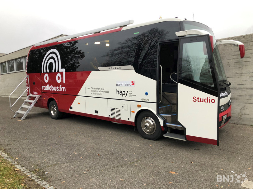 Le RadioBus est un studio de radio mobile à destination des écoles. Il a pour la première fois fait halte jeudi dans le Jura, à l'Ecole secondaire de Haute-Sorne.