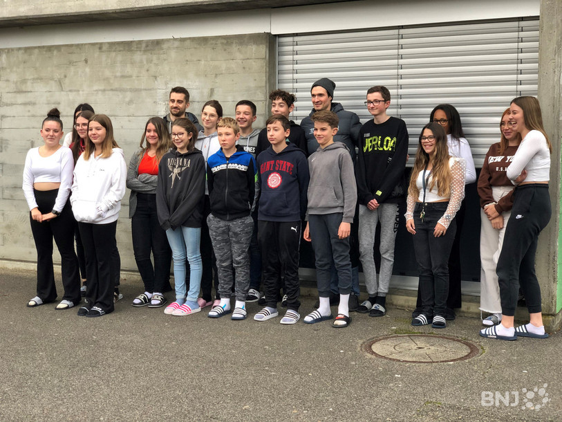 A l'heure de la photo souvenir, la classe de 9e Harmos de l'ESHS qui participait au RadioBus comptait deux intrus... Les hockeyeurs du HC Ajoie Thibault Frossard et Jonathan Hazen, en visite dans le cadre de cette expérience, ont pris la pose avec les élèves.