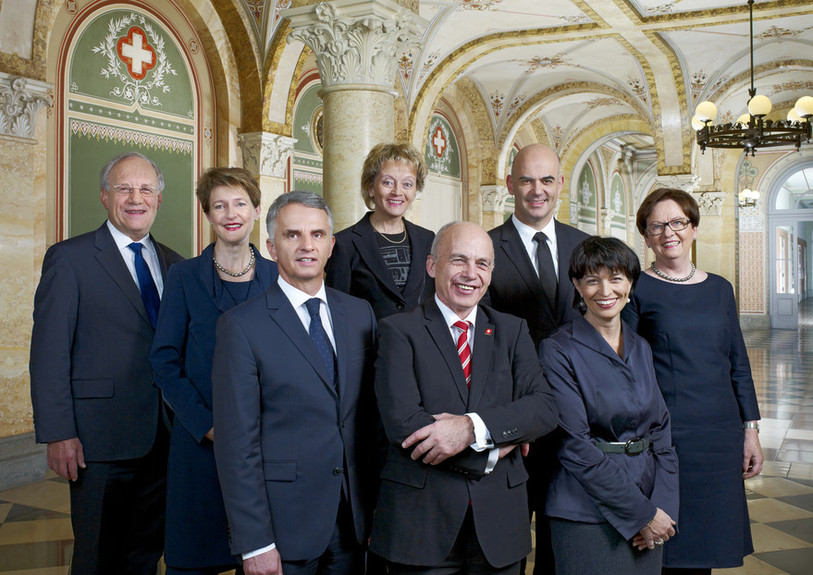Le Conseil fédéral in corpore (de gauche à droite): Le conseiller fédéral Johann N. Schneider-Ammann, la conseillère fédérale Simonetta Sommaruga, le conseiller fédéral Didier Burkhalter (vice-président), la conseillère fédérale Eveline Widmer-Schlumpf, le Président de la Confédération Ueli Maurer,le conseiller fédéral Alain Berset, la conseillère fédérale Doris Leuthard,la chancelière de la Confédération Corina Casanova