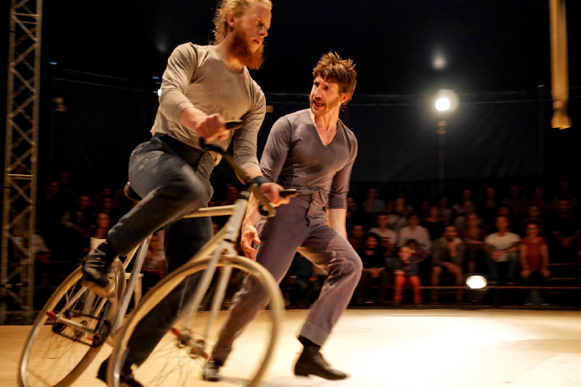 Les deux artistes dans leurs œuvres (Photo : Vol de Nuit)