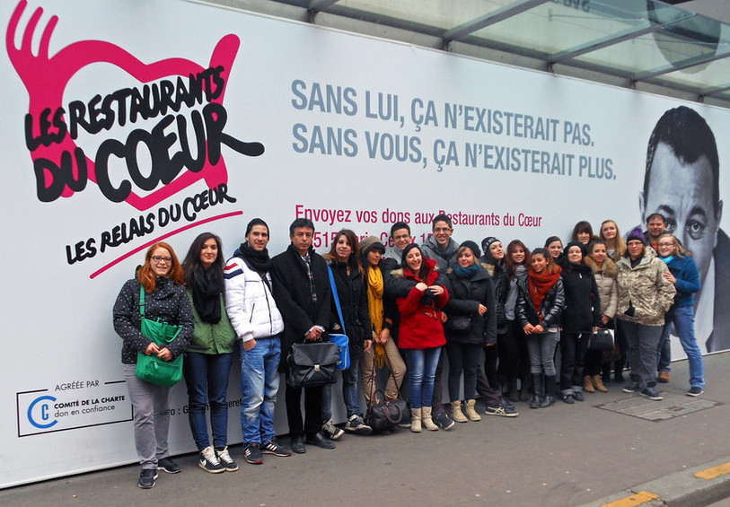 Les dix-huit étudiants ont servi des repas chauds et distribué des colis alimentaires