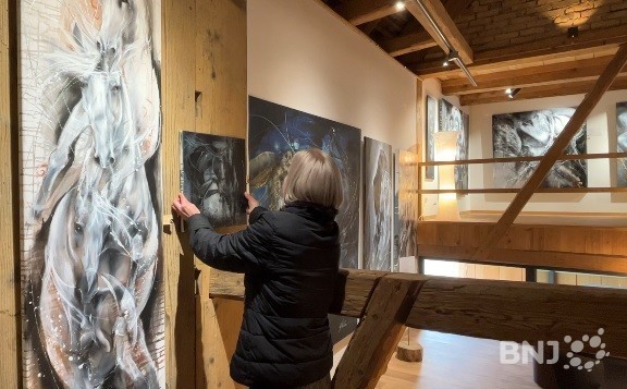 Sandrine Koller inaugure sa Galerie EQUUS ce vendredi à Delémont.