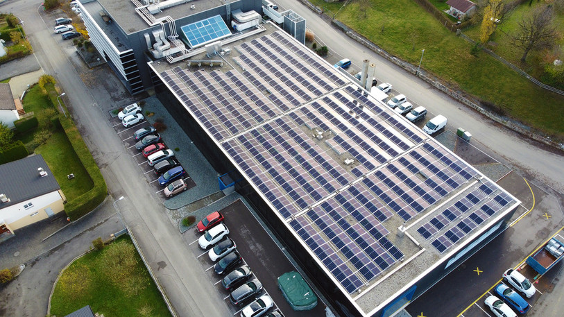609 panneaux photovoltaïques recouvrent le toit de l'usine MPS à Bonfol. (Photo : MPS Micro Precision Systems AG)