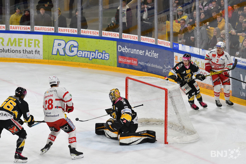 Yannick-Lennart Albrecht échoue devant Tim Wolf... mais l'attaquant alémanique reviendra et marquera le 1-1 dans la 2e période (photo : Georges Henz).