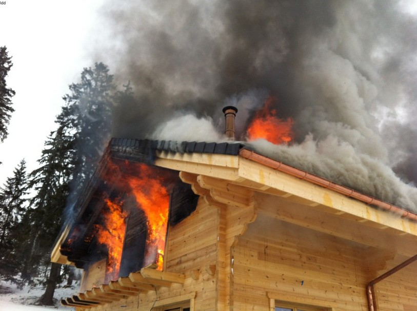 Ce chalet en construction a pris feu vendredi après-midi. 