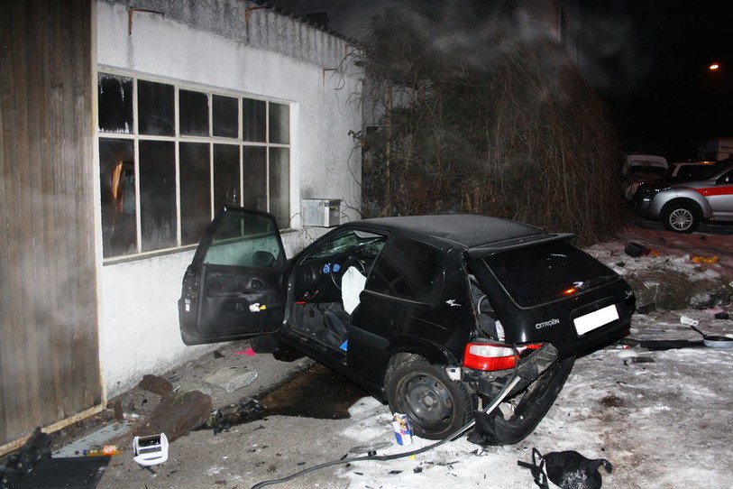 Le conducteur a perdu la maitrise de son véhicule à l'entrée du village de Courtedoux [photo: police cantonale jurassienne].