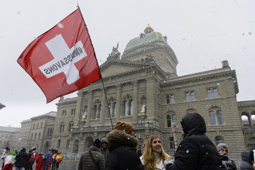 Le Palais fédéral, symbole de la démocratie helvétique, ici croqué dans l’après-midi du dimanche 28 novembre. (photo : KEYSTONE/Anthony Anex)