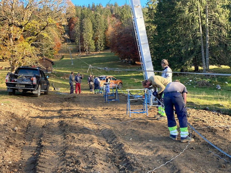 Les équipes au travail lors de l'installation des pylônes sur le téléski des Pointes. (Photo : Yvan Meyrat).