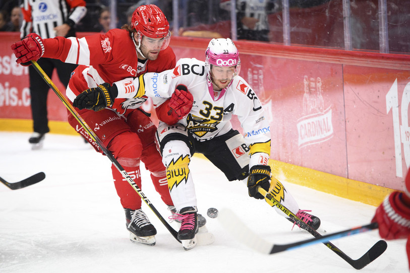 L'Ajoulot Anthony Rouiller lutte pour le contrôle du puck face au Vaudois Guillaume Maillard (photo : KEYSTONE/Laurent Gillieron).