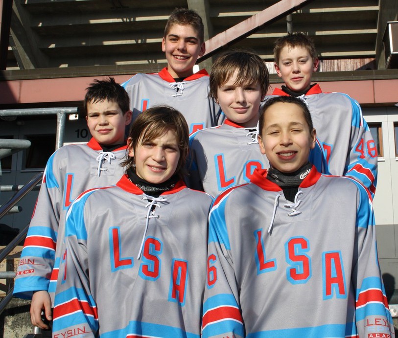 Les six jeunes talents de bas en haut et gauche à droite: Joachim Vogel, Younes Gigon, Valentin Nussbaumer, Noé Froté, Mathieu Fleury (tous du HCA) et Anthony Donzé (HC Franches Montagnes)