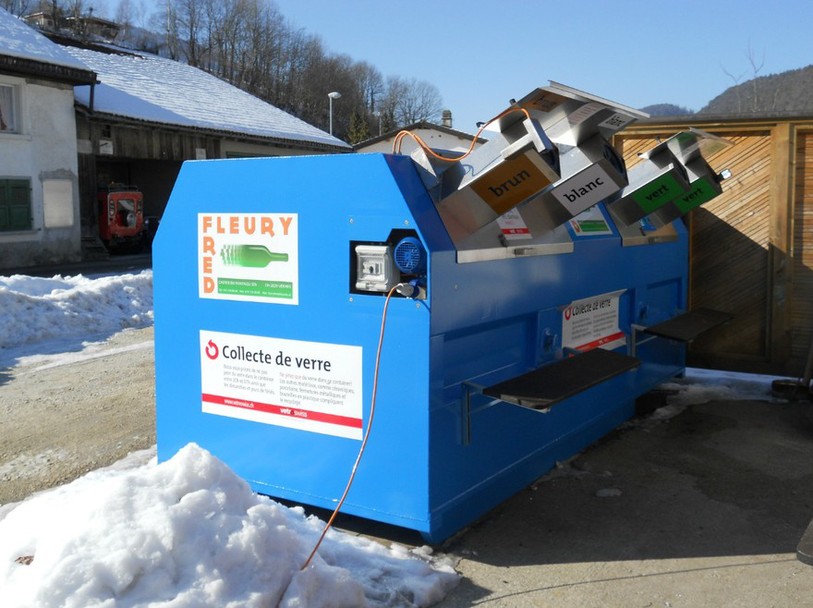 L'une des bennes de Frédéric Fleury a été installée à l'Ecopoint de Vermes. (www.recyclage-du-verre.ch)