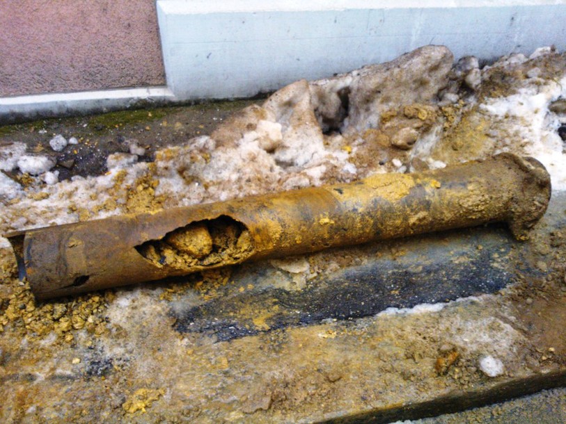 Conduite endommagée à la rue Basse à Saint-Imier