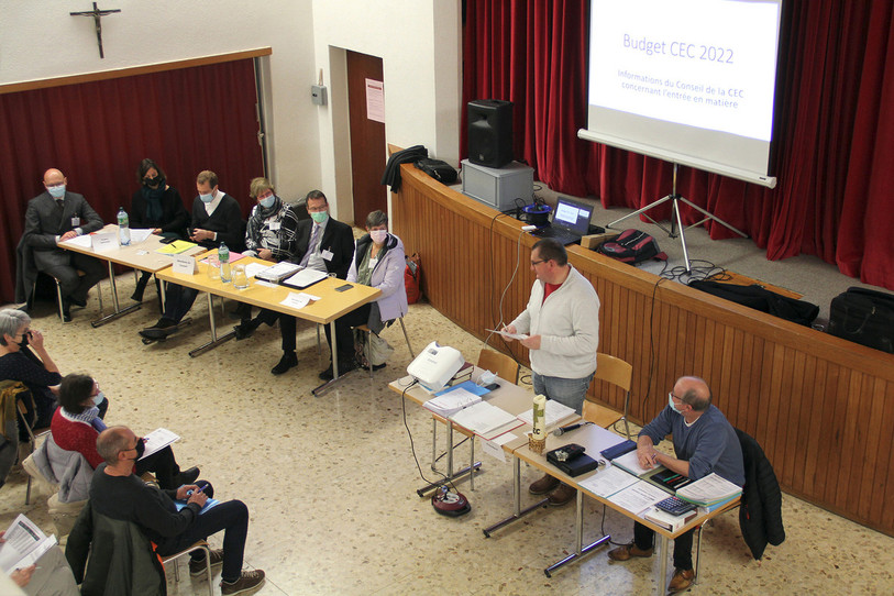 Le Conseil de la CEC avec, de gauche à droite, l’abbé Jean Jacques Theurillat (membre invité), Corinne Berret, Baptiste Allimann, Floriane Chavanne, Pierre Frund, et Carole Pelletier. Puis, Cédric Latscha, président de l’Assemblée, et Pierre-André Schaffter, administrateur de la CEC. (Photo : CEC)