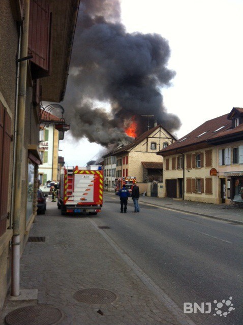 Une des maisons en feu.