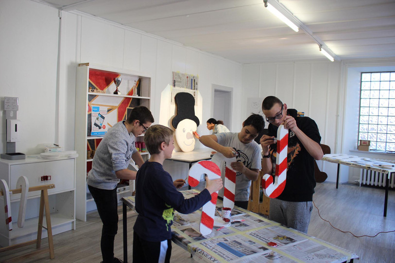 Durant trois mercredis après-midi, une quinzaine de jeunes ont mis la main aux crayons et aux pinceaux. (Photo : AJR)