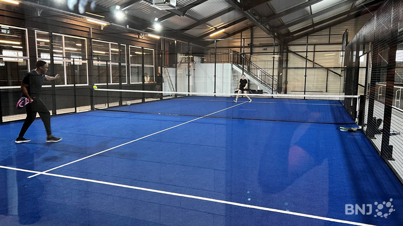Un terrain un peu plus petit qu'un court de tennis, et une cage en verre : bienvenue au padel.
