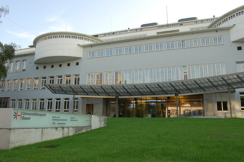 Des nombreux Jurassiens vont se faire soigner à l'Hôpital universitaire de Bâle (wikipedia.org)
