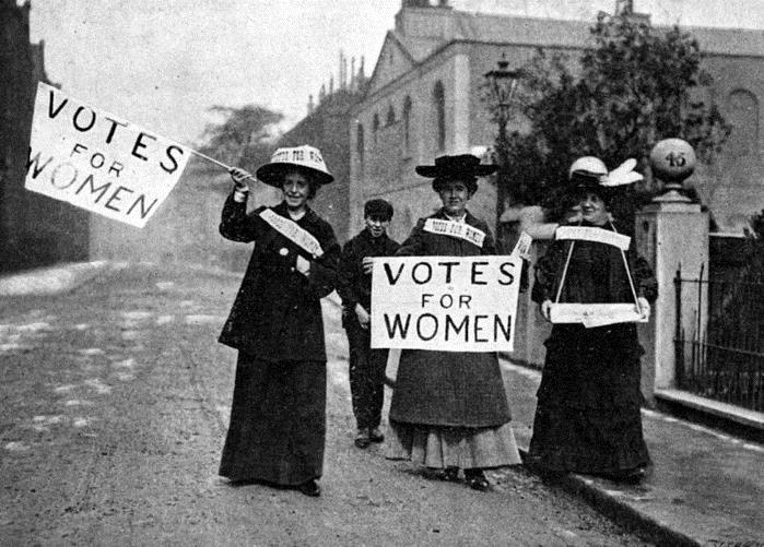 Sufragettes manifestant