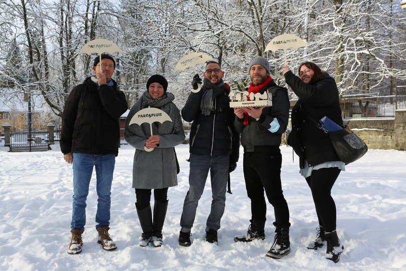Le collectif Parcapluie a déposé 600 signatures vendredi matin en faveur d'une place de jeux couverte à La Chaux-de-Fonds. (Photo: Parcapluie)