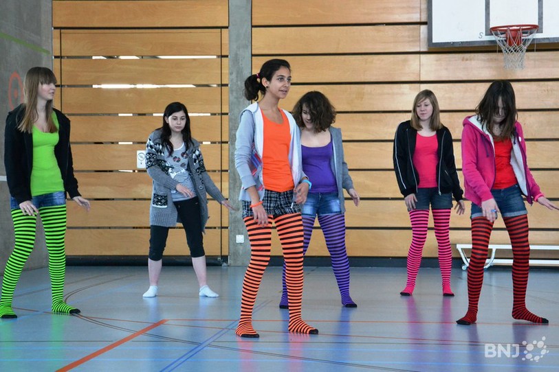 Des élèves se préparent pour le 12e Dance contest