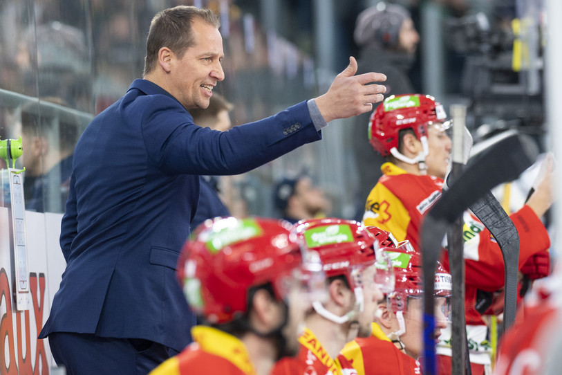 Antti Törmänen n'a pas vécu une soirée facile à la bande du HC Bienne. (Photo : archives KEYSTONE/Marcel Bieri).