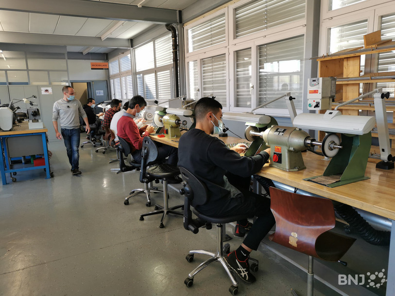 L'institut AK formation à Courfaivre offre à des migrants non-diplômés la possibilité d'entreprendre une formation professionnelle, qui pourrait ensuite leur permettre d'être engagés dans une entreprise horlogère.