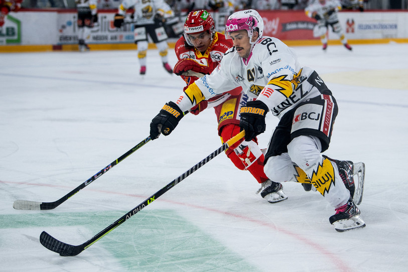 Maxime Fortier (ici face à Bienne) va porter le maillot du HC Ajoie jusqu'au terme de la saison (photo : KEYSTONE/Peter Schneider).