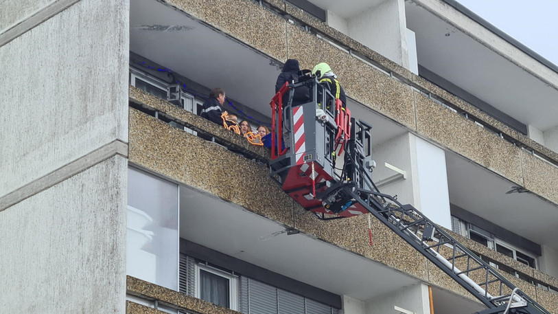 Ce samedi, certains donateurs du Téléthon ont été livrés directement à leur balcon par les pompiers de Val-de-Ruz. (Photo: SDI Val-de-Ruz)
