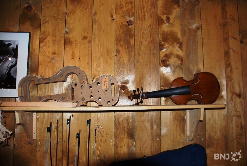 Le musée paysan a reconstituté un atelier de luthier dans le cadre de son exposition