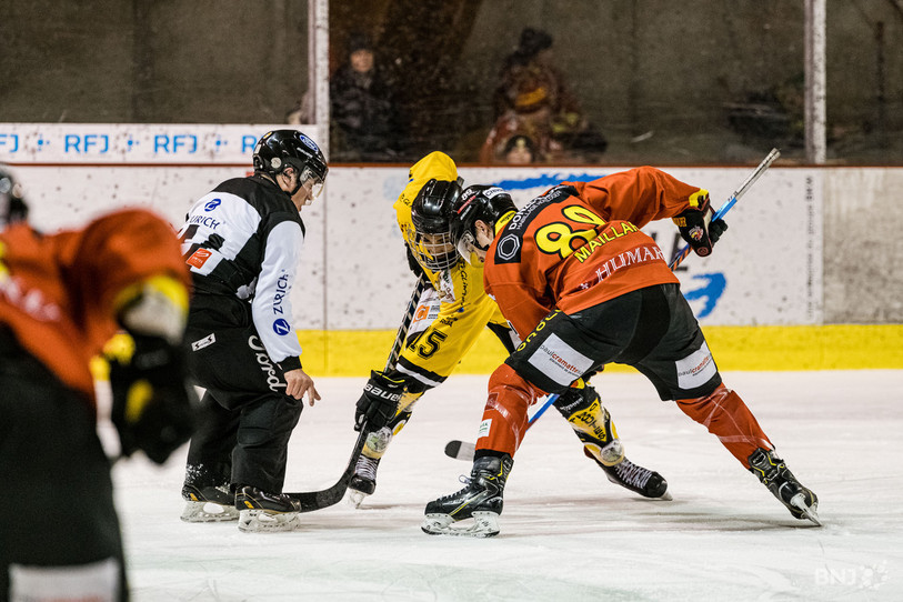 Tanguy Maillard et le HC Franches-Montagnes ont pris le meilleur sur Loïc Pecaut et le HC St-Imier samedi (photo : archives/Jonathan Vallat).