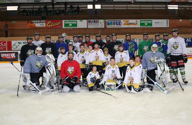 Les piccolos du HCA entourés par les joueurs d'Olten (photo ldd)