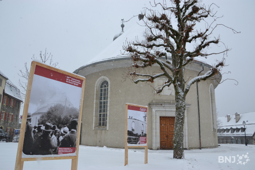 Une exposition de photographies d'archives a été installée dans la cour du Grand Temple à La Chaux-de-Fonds pour commémorer les 100 ans de la reconstruction de l'édifice.