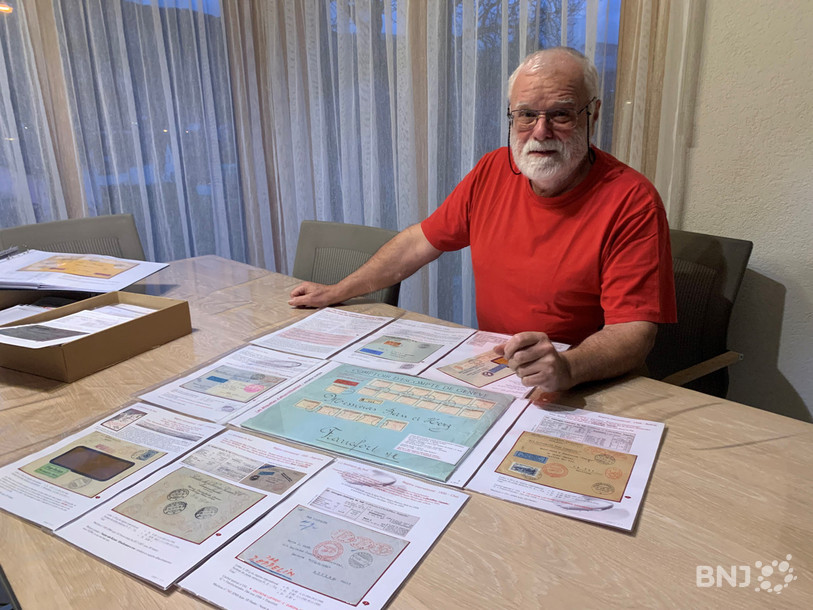 Bernard Lachat devant une partie des documents qui composent sa collection primée lors de l'exposition philatélique nationale à Horgen.