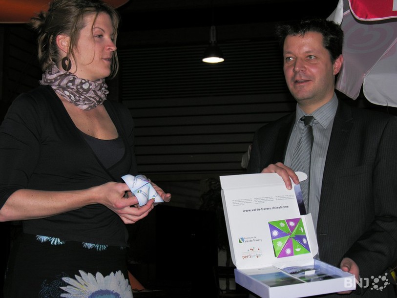 Caroline Houriet, chargée de missions au développement économique, et Thierry Michel, conseiller communal à Val-de-Travers, montrent le contenu des nouveaux kits d'accueil.