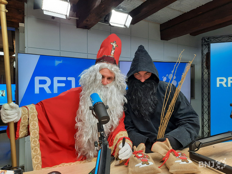 St-Nicolas et le Père Fouettard prennent la pose dans les studios de RFJ.