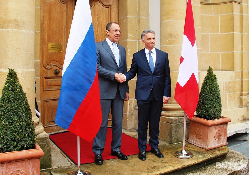 Le chef du Département fédéral des affaires étrangères, le Neuchâtelois Didier Burkhalter a reçu son homologue russe Sergueï Lavrov à l'Hôtel DuPeyrou à Neuchâtel.