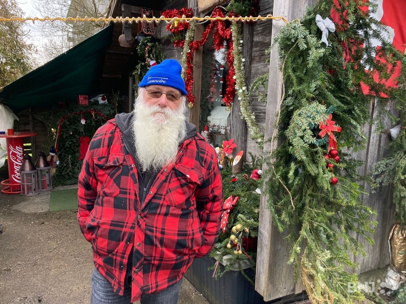 Walter Kühni, qui pose devant la maison du Père Noël.