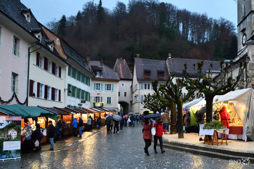 Près de 120 exposants ont proposé leur production aux milliers de personnes qui ont déambulé à St-Ursanne lors du marché de Noël. (photo : Georges Henz).